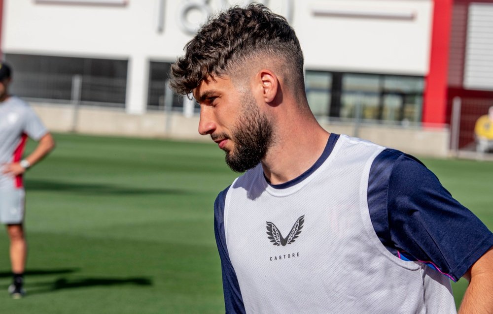 Adri Peral en un entrenamiento del Sevilla FC. Foto: Mario Míjenz