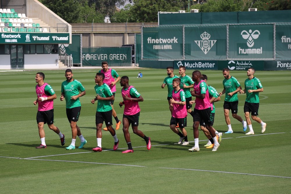 El Real Betis se ejercita en la CD Luis del Sol antes de enfrentarse al Girona. AM