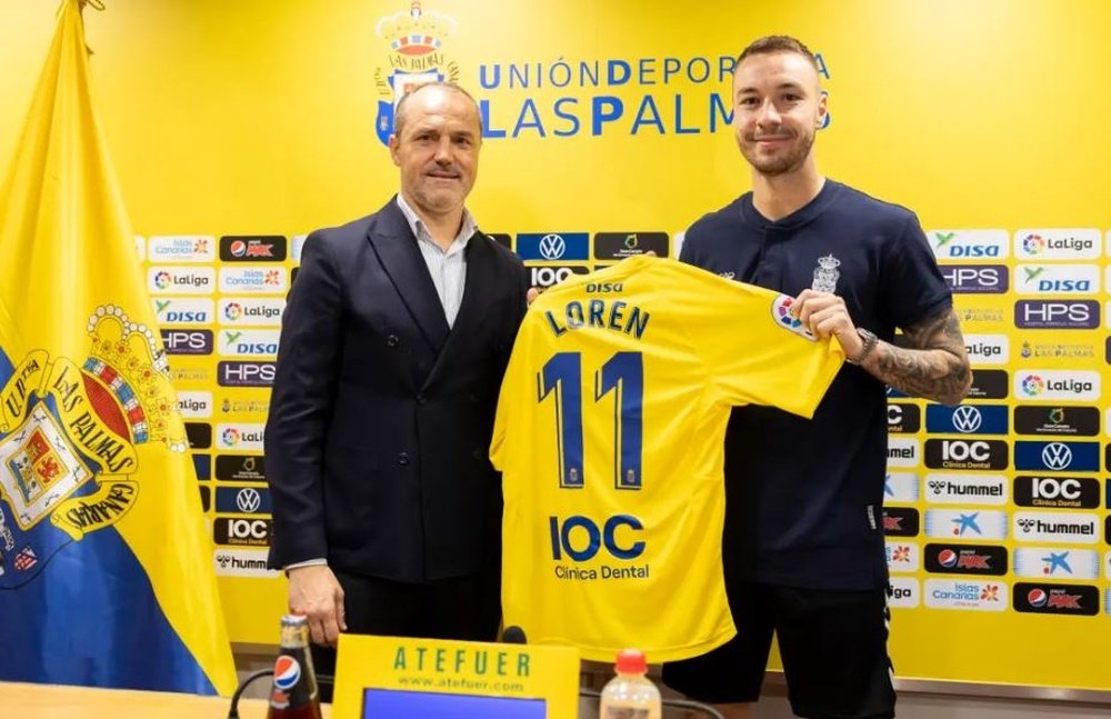 Loren Morón, junto al director deportivo de la UD Las Palmas, durante su presentación el pasado mes de febrero como nuevo jugador del equipo canario hasta final de temporada.- Efe