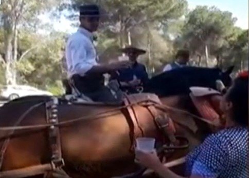Al portero del PSG, Sergio Rico, ya se le vio en El Rocío en el año 2018 montado a caballo. Foto: Cuatro TV