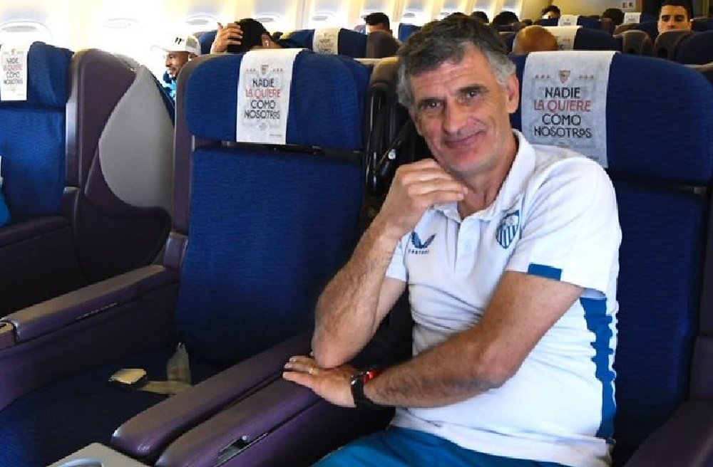 El entrenador del Sevilla FC, José Luis Mendilibar, en el avión que traslada a la expedición sevillista a Budapest para disputar la final de la Europa League ante la Roma. Foto: SFC Media