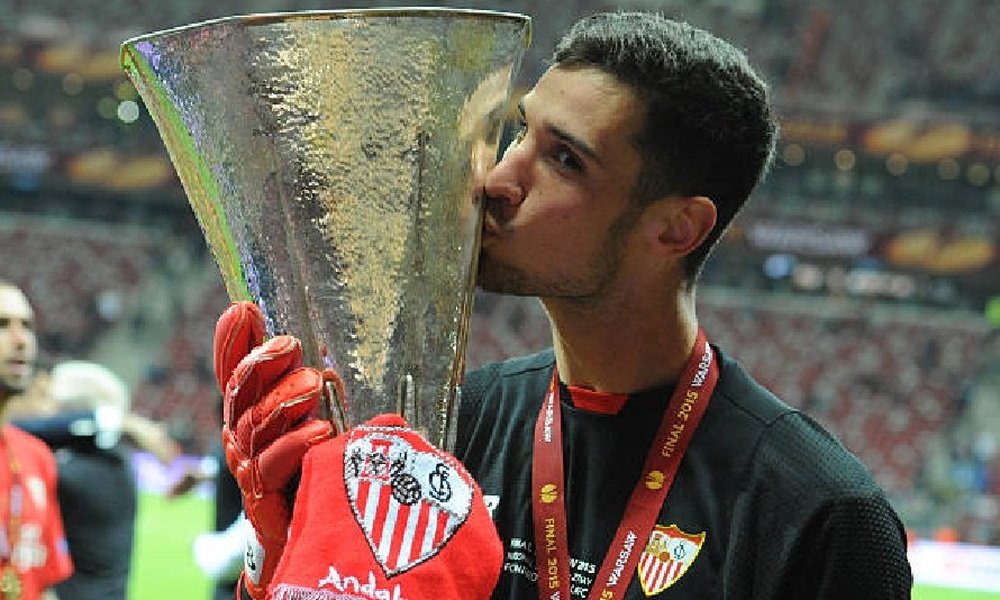 El ex portero del Sevilla FC, ahora en el PSG, Sergio Rico, ya logró la Europa League con el conjunto sevillista. Foto: SFC Media
