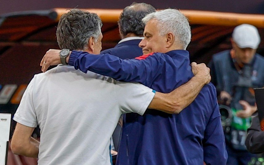 El entrenador del Sevilla, Jose Luis Mendilibar (i), y el de la Roma, Jose Mourinho, se saludan este martes, en el Puskas Arena de Budapest (Hungría), donde mañana jugarán la Final de la Liga Europa. EFE/ Julio Muñoz