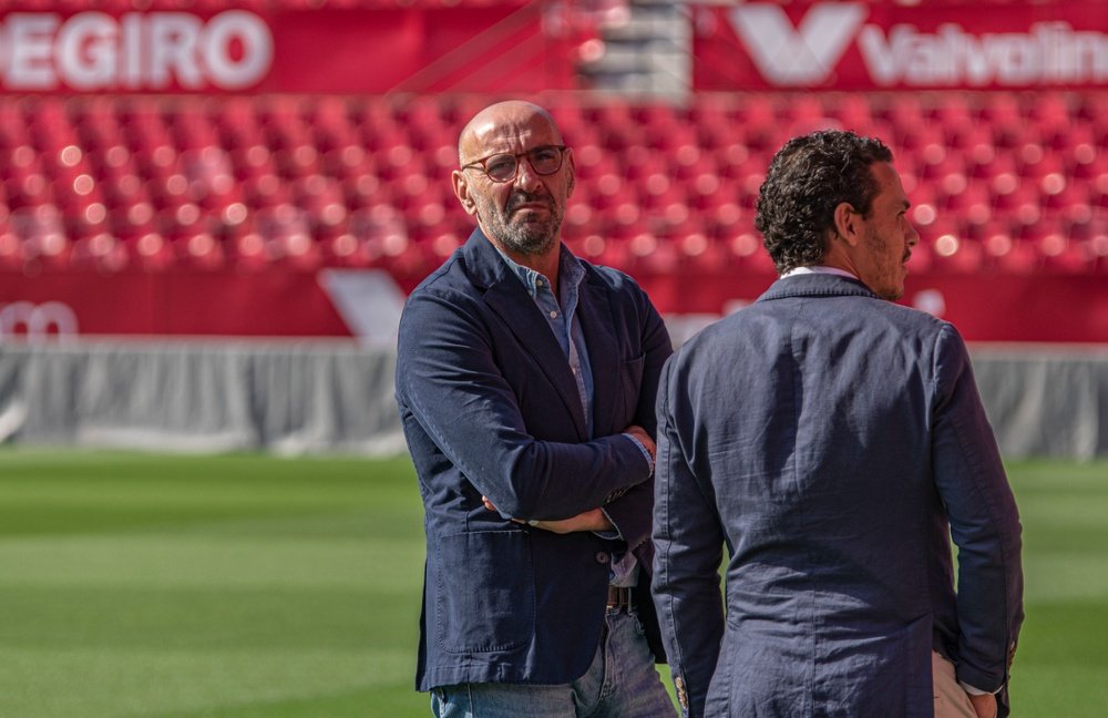 Imagen de Monchi durante el Open Media Day de la final de la UEFA Europa League en el Sánchez-Pizjuán junto a Del Nido Carrasco | Imagen: Mario Míjenz García