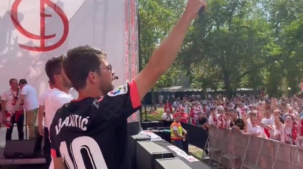 Coke, Pareja y Carriço en la Fan Zone del Sevilla FC en Budapest. Foto: @SevillaFC