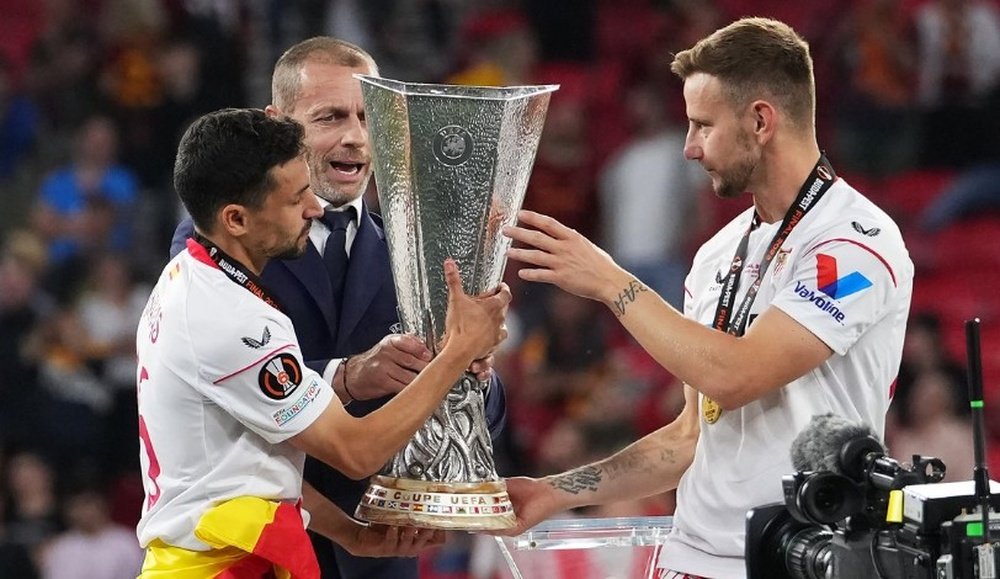 Los dos capitanes del Sevilla FC, Jesús Navas e Ivan Rakitic, levantan la séptima Europa League. Foto: SFC Media