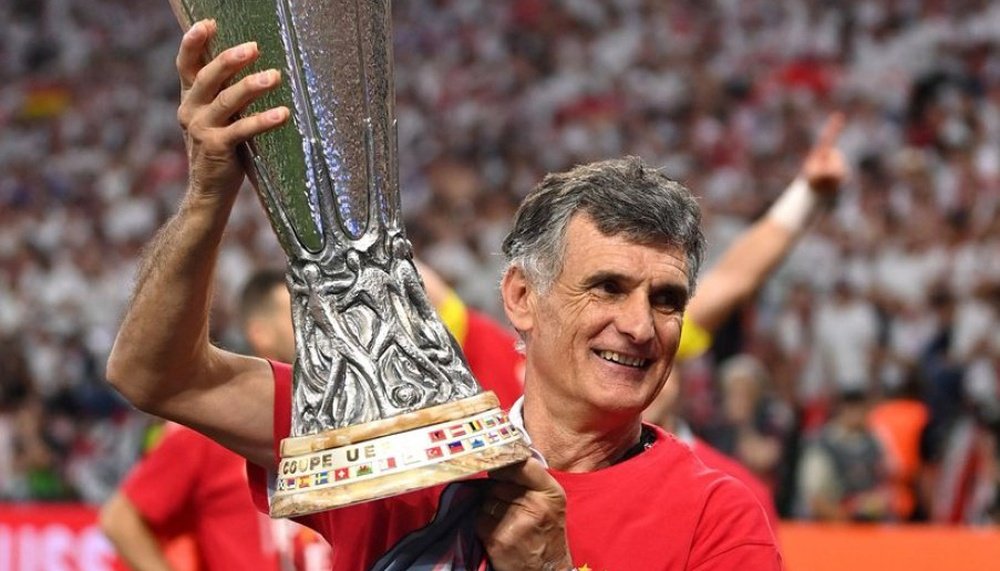 Imagen de Mendilibar con la copa de la UEFA Europa League. Foto: @SevillaFC