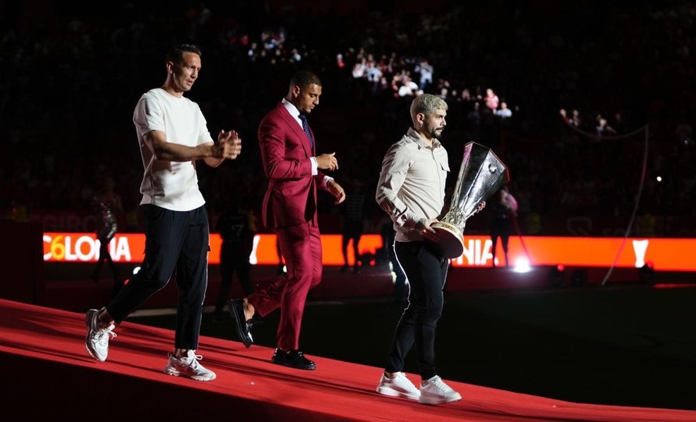 Luuk de Jong, Diego Carlos y Éver Banega han celebrado con la afición del Sevilla FC la consecución de la sexta Europa League, por la que no hubo fiesta por culpa de la pandemia. Foto: SFC Media