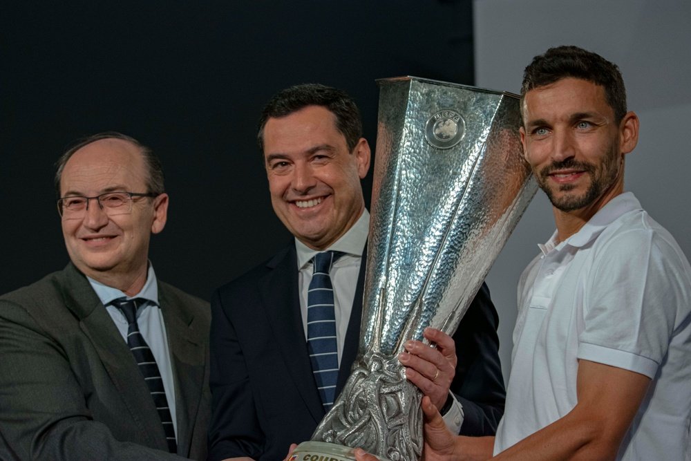 Imagen de Jesús Navas, Pepe Castro y Juanma Moreno con la UEFA Europa League | Imagen: Mario Míjenz García
