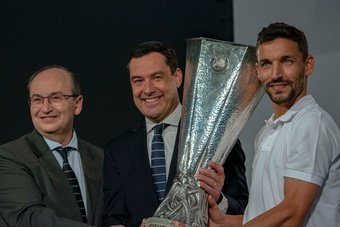 Imagen de Jesús Navas, Pepe Castro y Juanma Moreno con la UEFA Europa League | Imagen: Mario Míjenz García