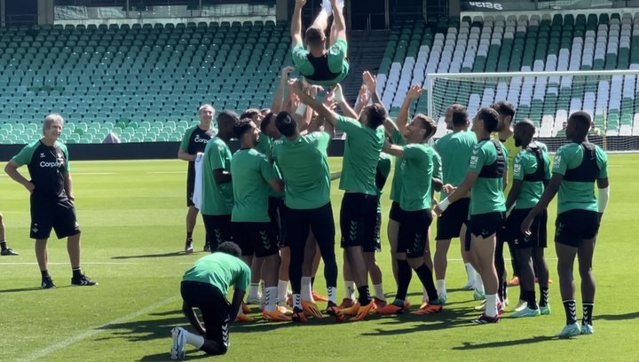 Los jugadores del Betis mantean a Joaquín mientras Pellegrini observa con un sonrisa. PG