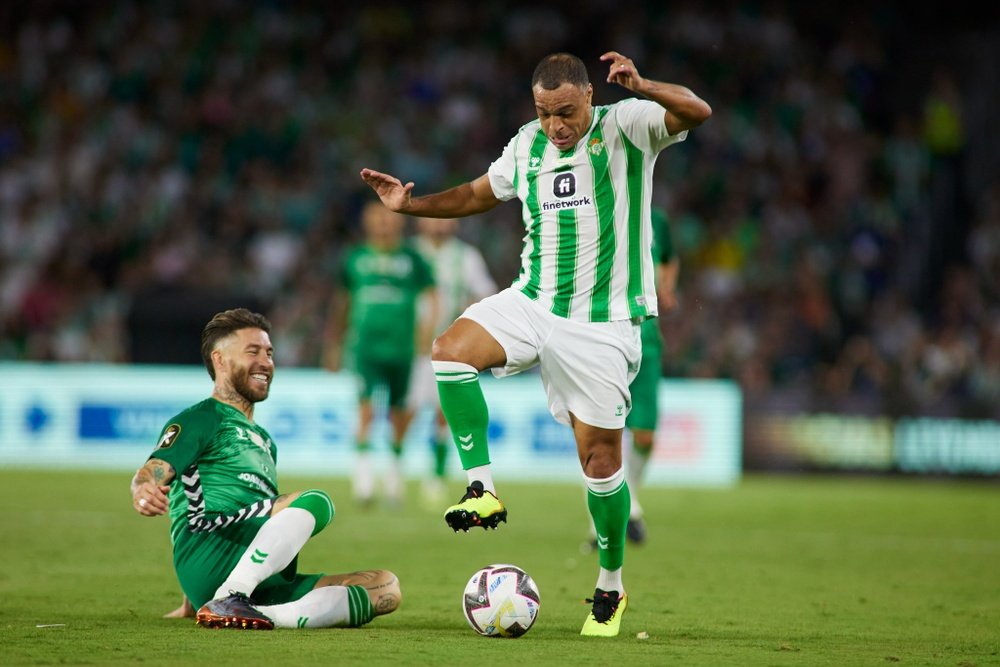 Denilson regatea a Sergio Ramos ante la sonrisa del ex jugador del PSG. RBB