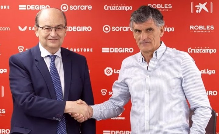 El presidente del Sevilla FC, Pepe Castro, y el entrenador José Luis Mendilibar, estrechan sus manos tras el acuerdo de renovación para la temporada 2023-24. Foto: SFC Media
