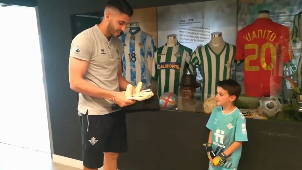 Rui Silva firma sus guantes al pequeño Jorge. TW Jorge Castro