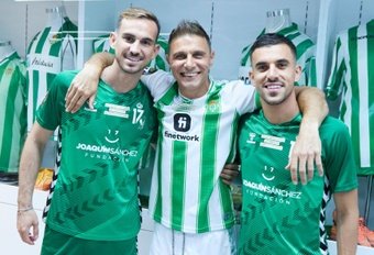 Fabián Ruiz, Joaquín Sánchez y Dani Ceballos, el pasado martes en los vestuarios del Benito Villamarin.- RBB