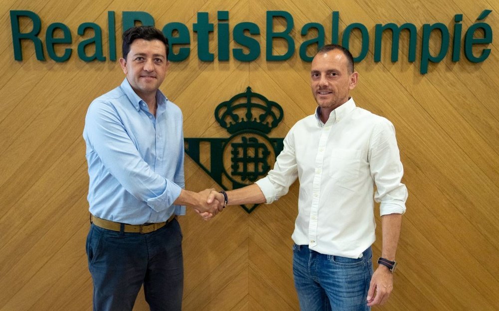 Miguel Calzado, director de cantera del Real Betis, estrecha la mano de  Alberto González, nuevo entrenador del Betis Deportivo.- RBB