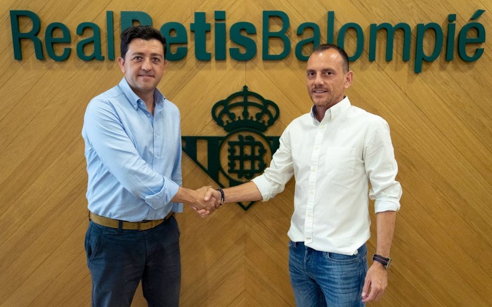 Miguel Calzado, director de cantera del Real Betis, estrecha la mano de Alberto González, nuevo entrenador del Betis Deportivo.- RBB