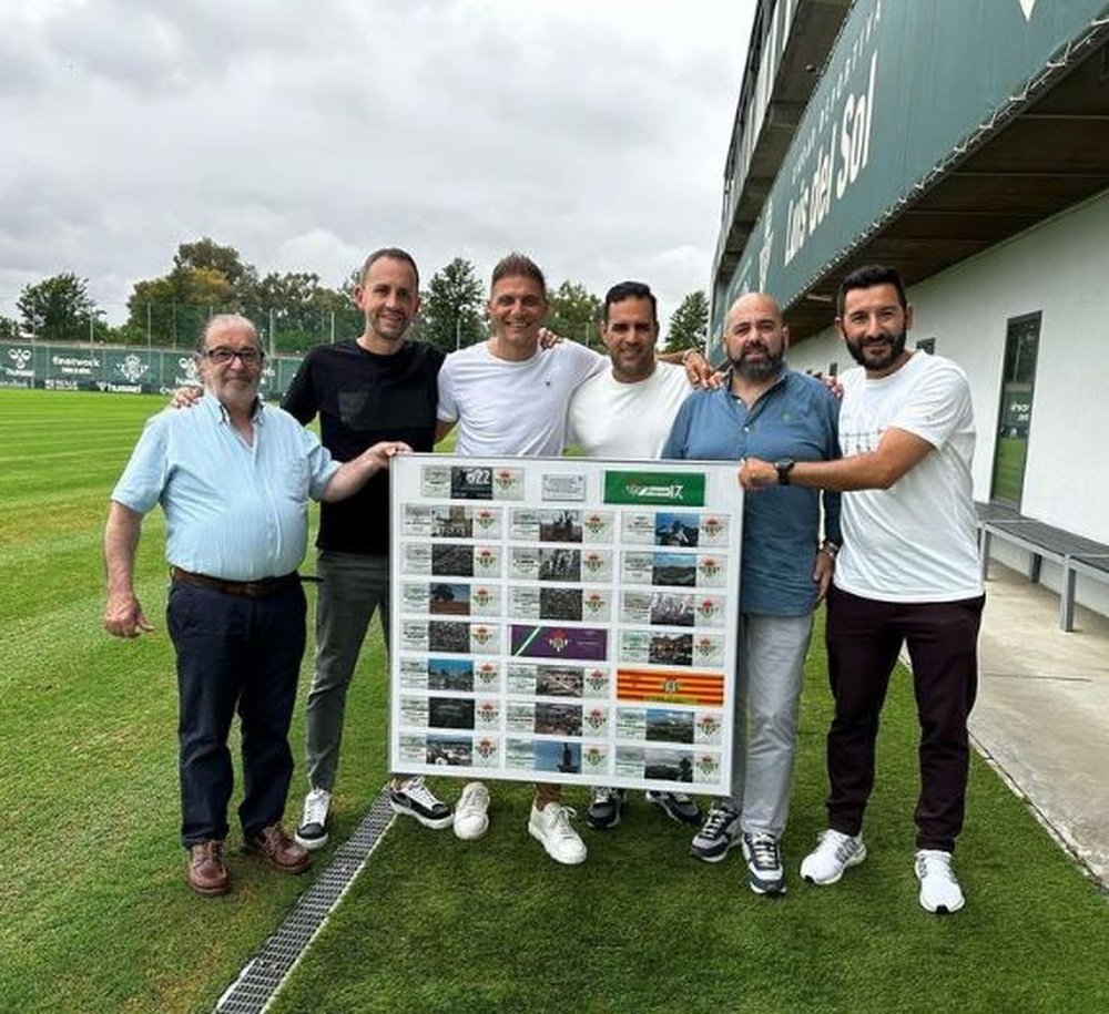 Los encargados de material del Real Betis posan junto a Joaquín y el marco con los brazaletes de capitán. -Instagram: @Joaquinarte