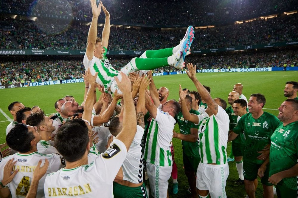 Joaquín es manteado por sus compañeros durante su partido homenaje, disputado el pasado martes.- RBB