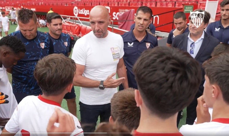El todavía director general deportivo del Sevilla FC, Monchi, se dirige a los chavales de la cantera. Foto: SFC Media
