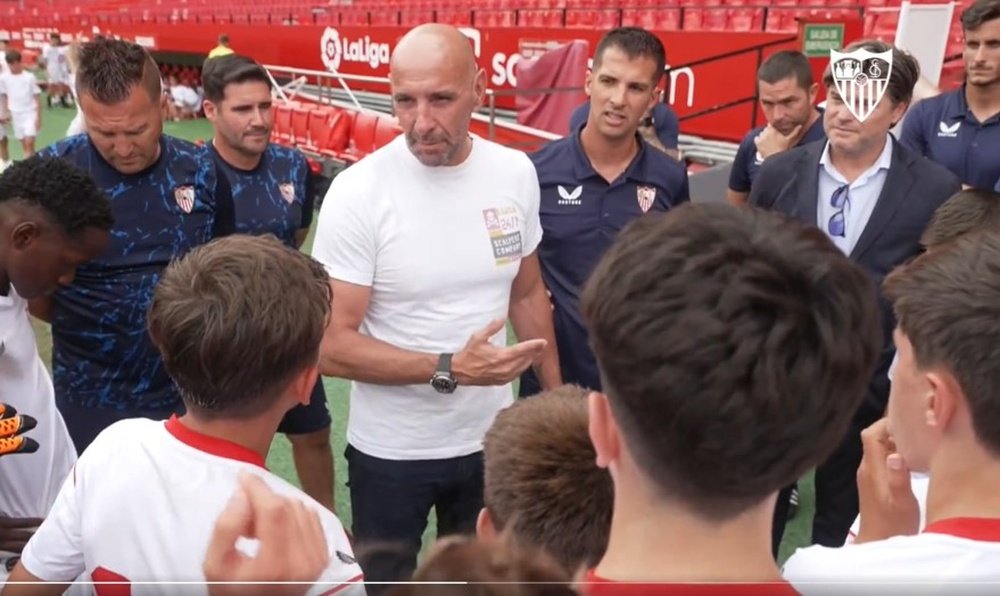 El todavía director general deportivo del Sevilla FC, Monchi, se dirige a los chavales de la cantera. Foto: SFC Media
