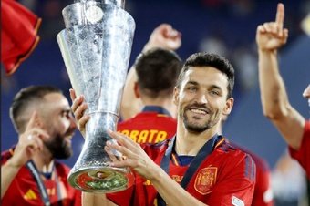 El capitán del Sevilla FC, Jesús Navas, levanta el trofeo de la Liga de las Naciones ganada por España ante Croacia. Foto: SFC Media