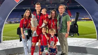 Sergio Canales posa junto a su familia mientras sostiene el título de la Nations League. IG Cris Llorens