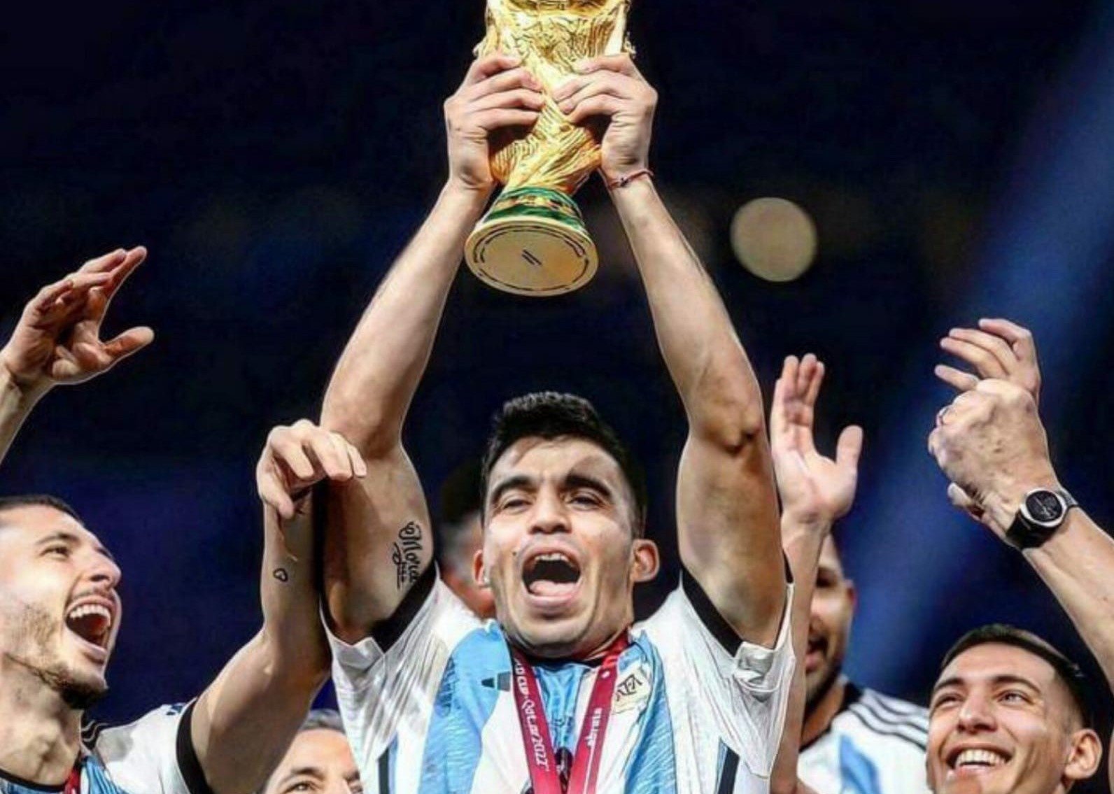 Marcos Acuña levantando el Mundial con Argentina en Qatar 2022. Foto: Marcos Acuña