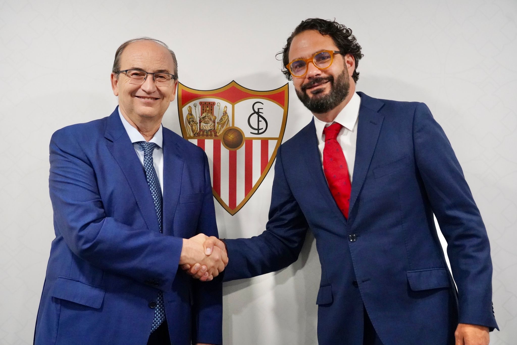 Imagen de Víctor Orta junto a Pepe Castro tras firmar el contrato | Imagen: @SevillaFC