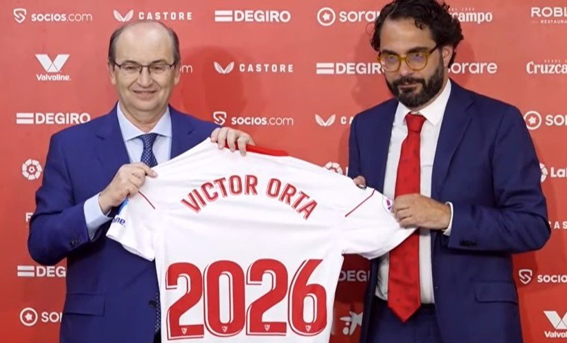 El presidente del Sevilla FC, Pepe Castro, junto a Víctor Orta, en el acto de su presentación como nuevo director deportivo hasta el 2026. Foto: SFC Media