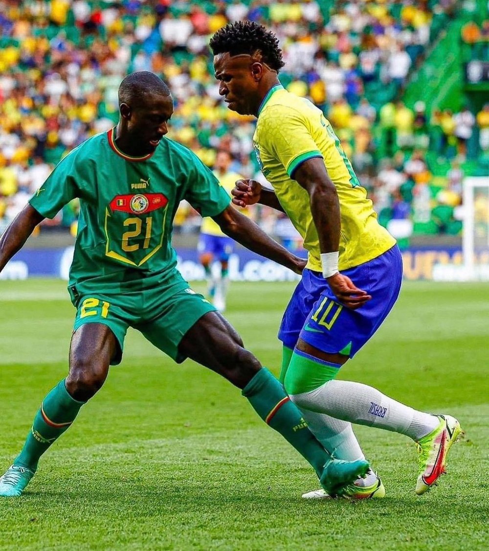 Vinicius encara a Sabaly durante el amistoso entre Brasil y Senegal. TW Senegal