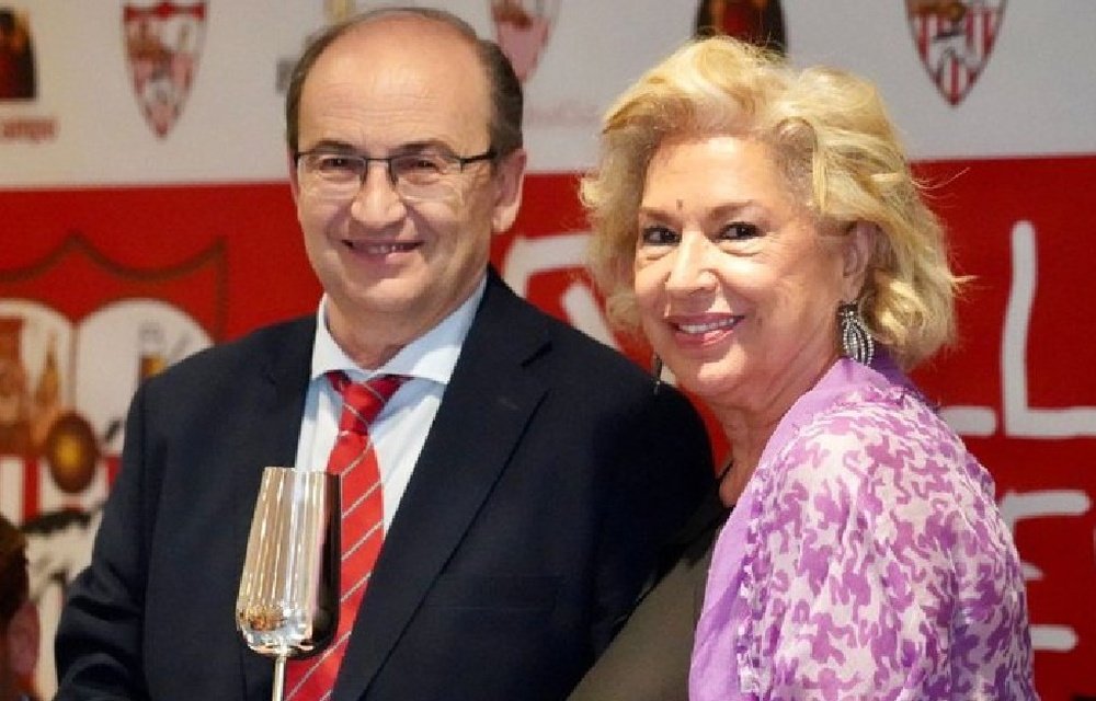 El presidente del Sevilla FC, Pepe Castro, junto a la viuda de Roberto Alés, Mari Carmen Matador, recibiendo el galardón Catavino de Plata en Jerez. Foto: SFC Media