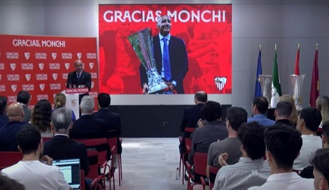 Monchi, antes de inciar el discurso de despedida del Sevilla FC. Foto: SFC Media