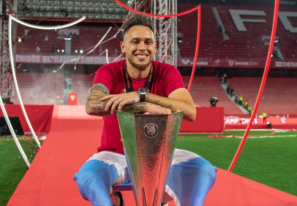 Lucas Ocampos celebrando la Europa League en el Ramón Sánchez-Pizjuán. Foto: Mario Míjenz