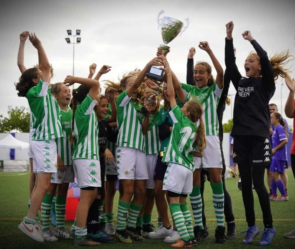 Los equipos alevín e infantil del Real Betis Femenino seguirán vinculados al  club verdiblanco al 100%.- RBB