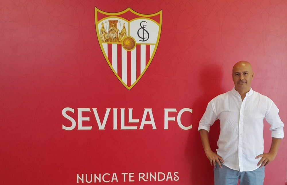 David Campaña, posando como nuevo técnico del Sevilla C. Foto: Sevilla FC