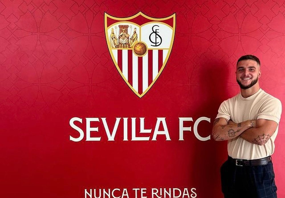 Matías Árbol posando con el escudo del Sevilla FC. Foto: @_matiasarbol