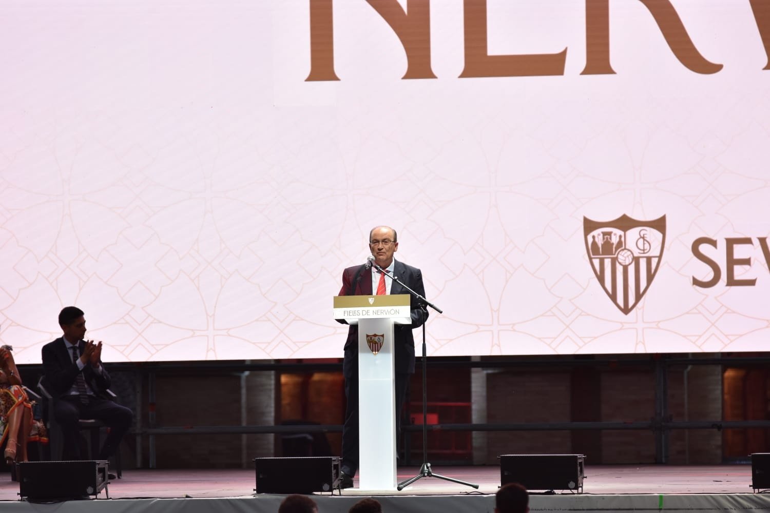 Pepe Castro dando el discurso en el acto Fieles de Nervión