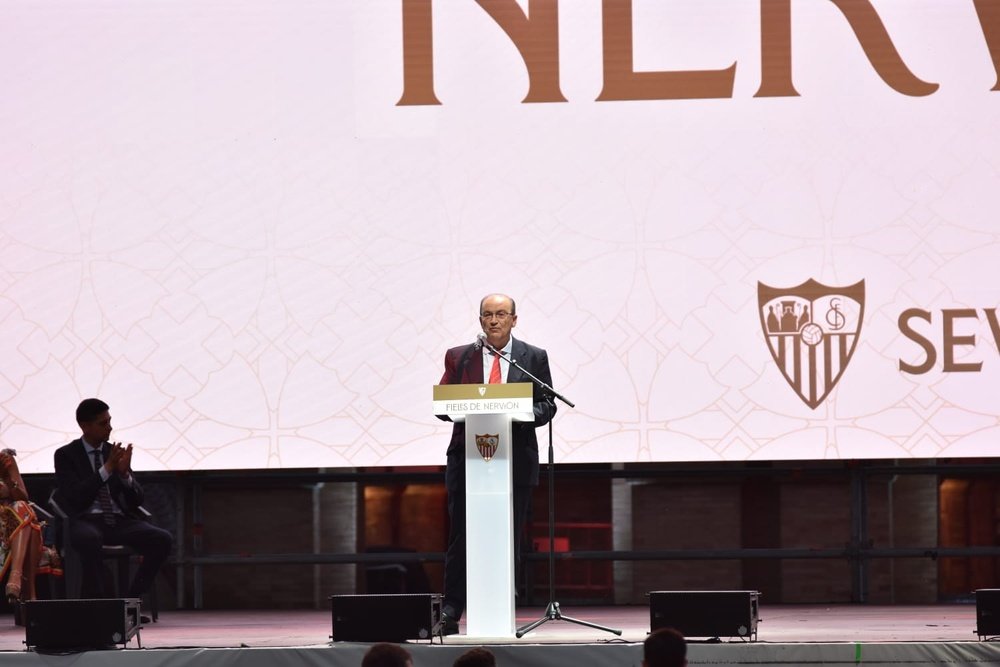 Pepe Castro dando el discurso en el acto Fieles de Nervión