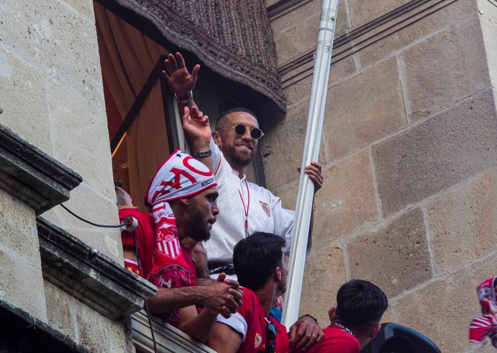 Papu Gómez celebrando la Europa League en el Ayuntamiento de Sevilla | Imagen: Mario Míjenz