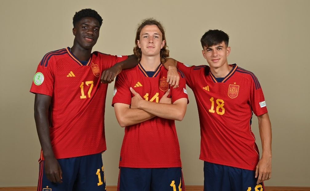 Los tres béticos juegan con España en el debut de la sub 19 en el Europeo