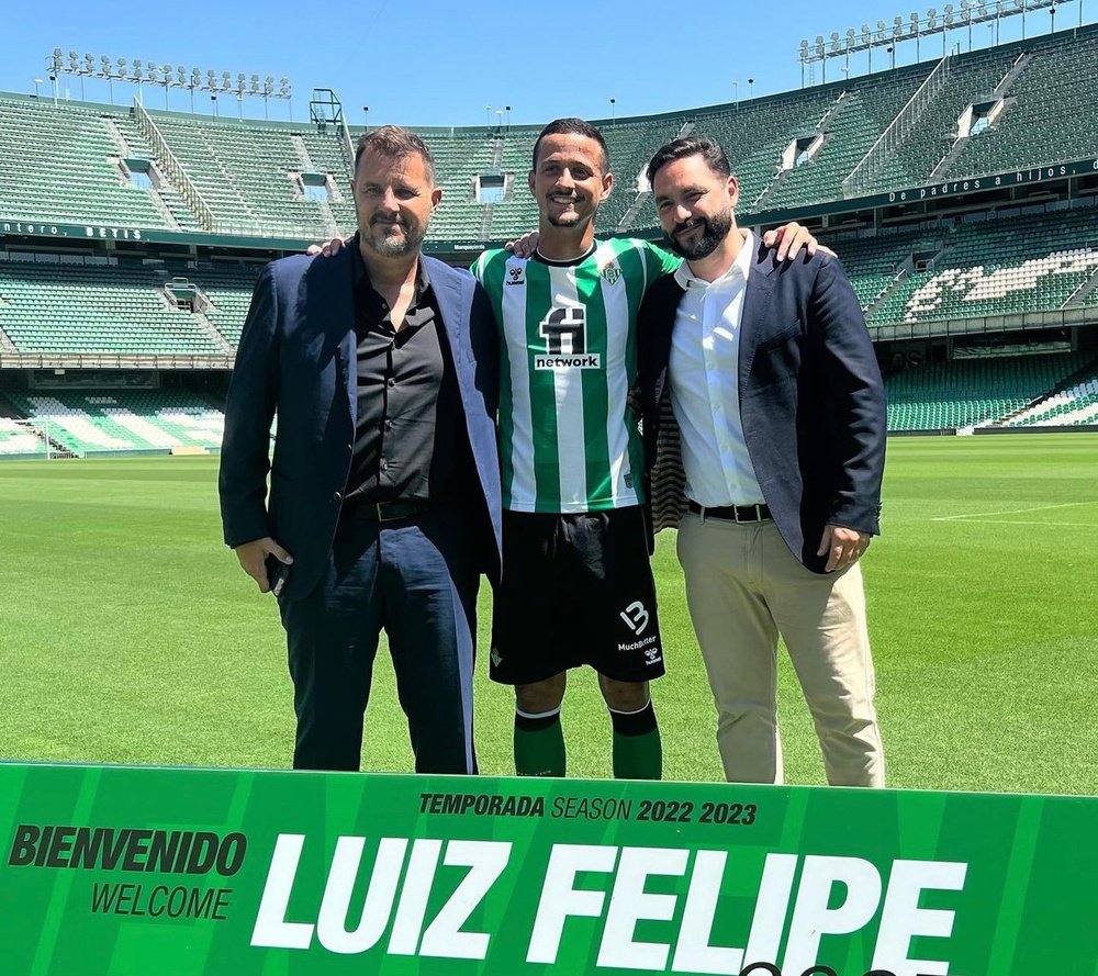 Luiz Felipe posa junto a sus representantes en el día de su presentación como jugador del Betis. RBB