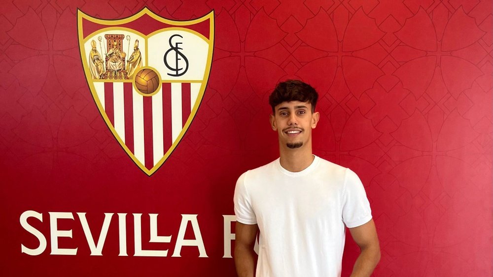 Imagen de Juan Antonio Toro Gaviño posando con el escudo del Sevilla FC | Imagen: @CanteraSFC