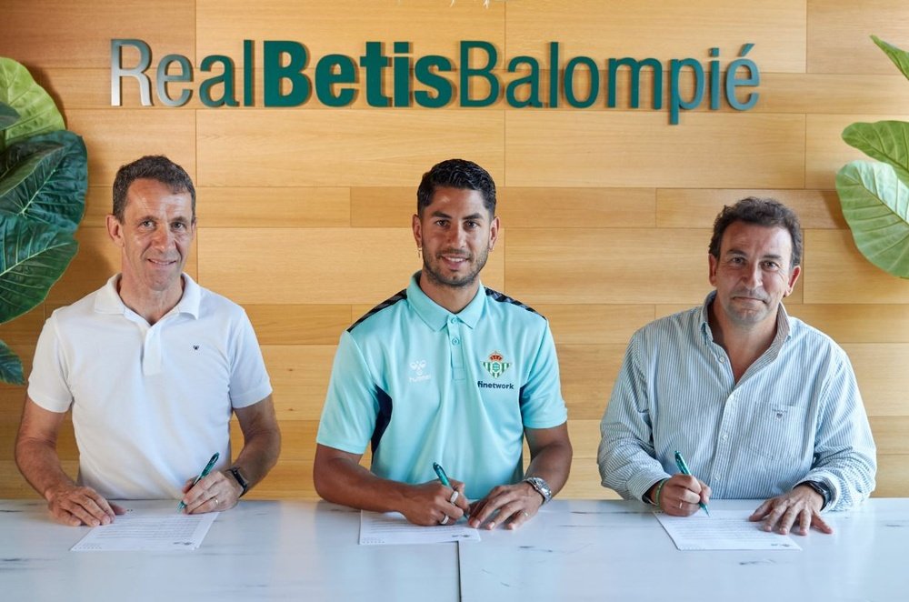 Ramón Planes, Ayoze Pérez y José Miguel López Catalán, durante la firma del contrato del tinerfeño.- RBB