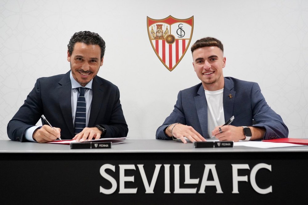 Imagen de Adrià Pedrosa firmando su contrato con el Sevilla FC junto al vicepresidente primero, José María Del Nido Carrasco | Imagen: @SevillaFC
