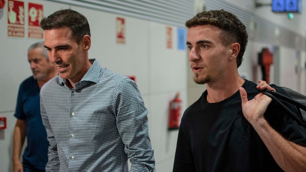 Imagen de Adrià Pedrosa junto a Fernando Navarro en el Aeropuerto de Sevilla FC | Imagen: Mario Míjenz García