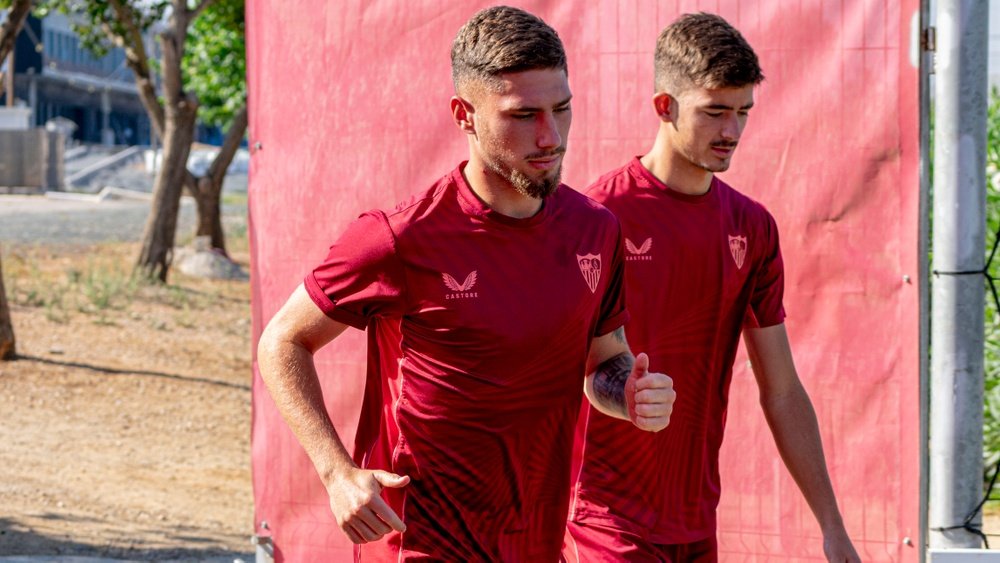 Imagen de José Ángel Carmona llegando al entrenamiento del Sevilla FC junto a Kike Salas | Imagen: Mario Míjenz García