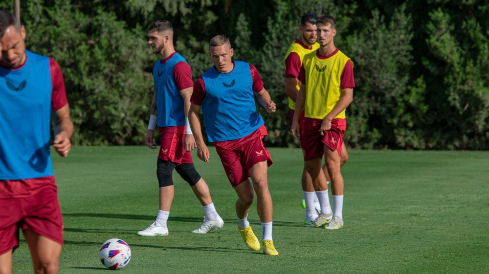 Imagen de Augustinsson en el entrenamiento del Sevilla FC durante la pretemporada en Montecastillo | Imagen: Mario Míjenz García