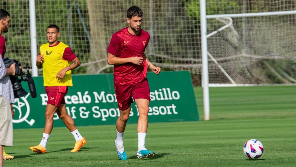Imagen de Adnan Januzaj en el entrenamiento del Sevilla FC durante la pretemporada en Montecastillo | Imagen: Mario Míjenz García