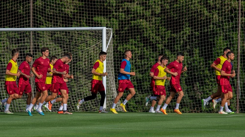 Imagen del grupo en el entrenamiento del Sevilla FC durante la pretemporada en Montecastillo | Imagen: Mario Míjenz García
